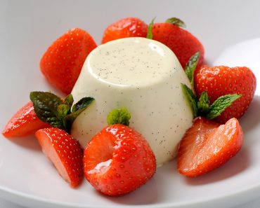 Quick Vanilla Panna Cotta with Strawberries and Grappa