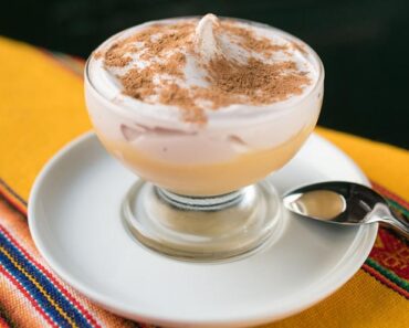 Suspiro de Limeña Magic: Peruvian Meringue Bliss Over Creamy Manjar Heaven!