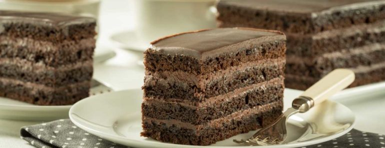 Easy Chocolate Crème Cake Slice