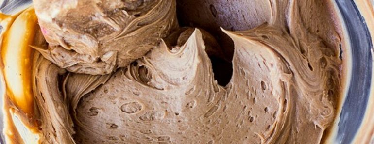 Milk Chocolate Buttercream Frosting (10-Minute Recipe) Milk Chocolate Buttercream Frosting (10-Minute Recipe)