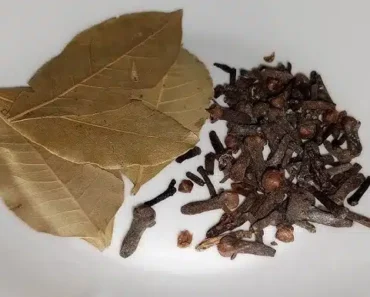 Here Is Why You Should Mix 2 Cloves with 2 Bay Leaves: The Benefits and How to Use It