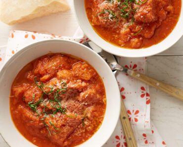 Bread & Tomato Soup: 4 Ingredients to Rustic Bliss—Grandma’s Secret Warms Hearts & Bellies!